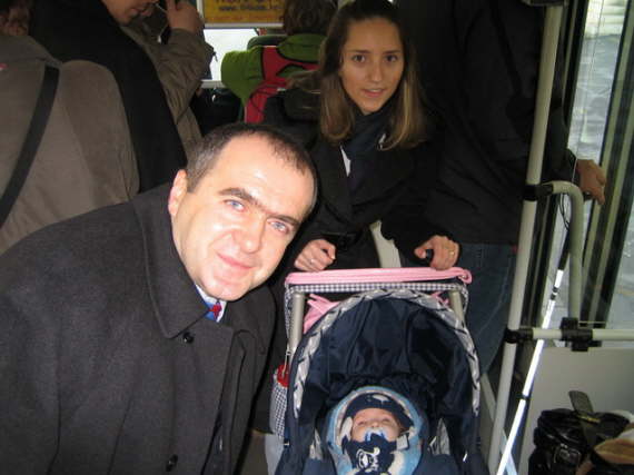 Prva mala beba u NATO tramvaju